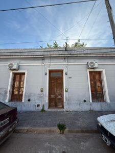 Casa convertida en 4 departamentos