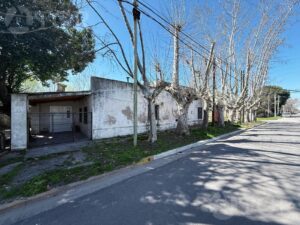 Terreno en esquina 400 m² con construcción a reciclar