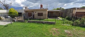 Casa de 4 ambientes, patio con árboles frutales y asador