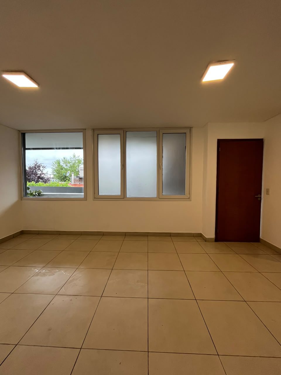 Departamento en alquiler – Complejo cerrado, 2 dormitorios, cochera techada y ascensor