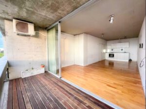 Venta Amplio Monoambiente con deck y vista abierta. Piscina y Laundry en Villa Urquiza.