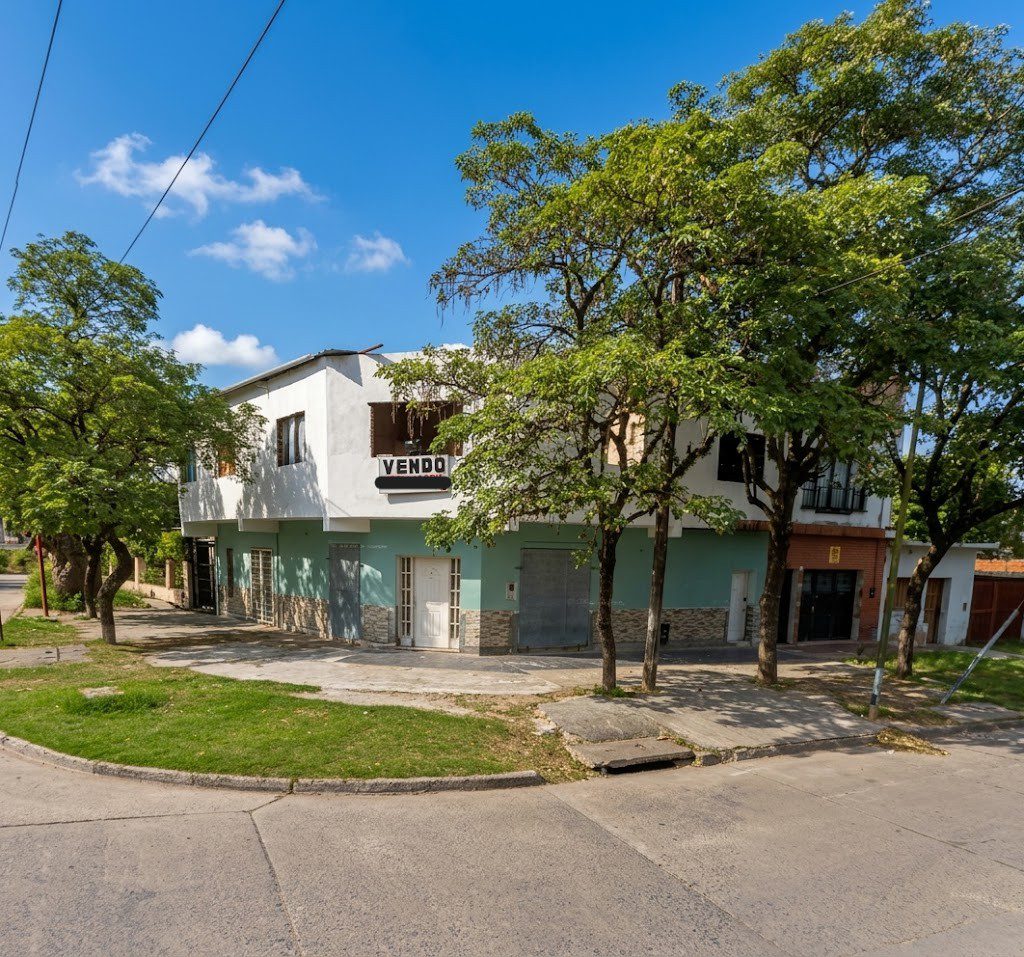 ¡Oportunidad! Casa Esquina con Local Comercial en Termas