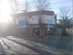 HERMOSA CASA EN VENTA EN BLOCK CON 2 LOCALES Y GARAGE.